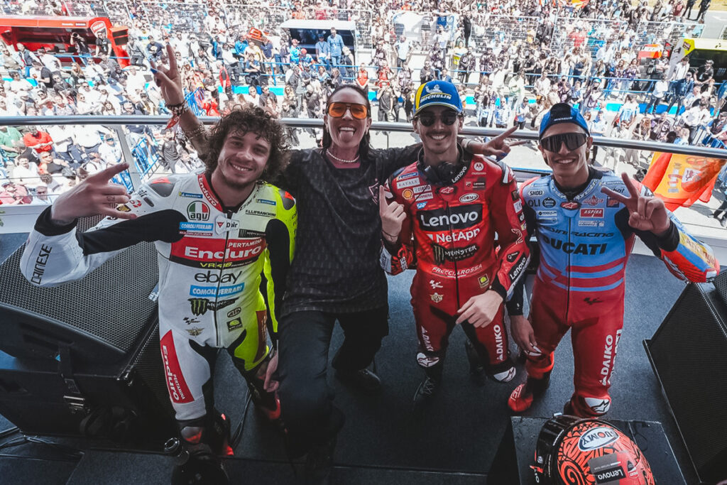 djset di Indira Paganotto sul podio di Jerez MotoGP 2024 con Marco Bezzecchi, Pecco Bagnaia e Marc Marquez