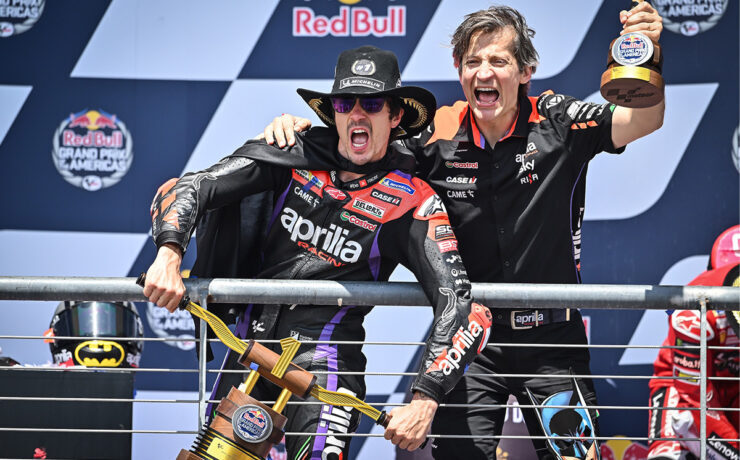 Maverick Vinales e Massimo Rivola festeggiano sul podio di Austin in Texas dopo la vittoria della gara in MotoGP