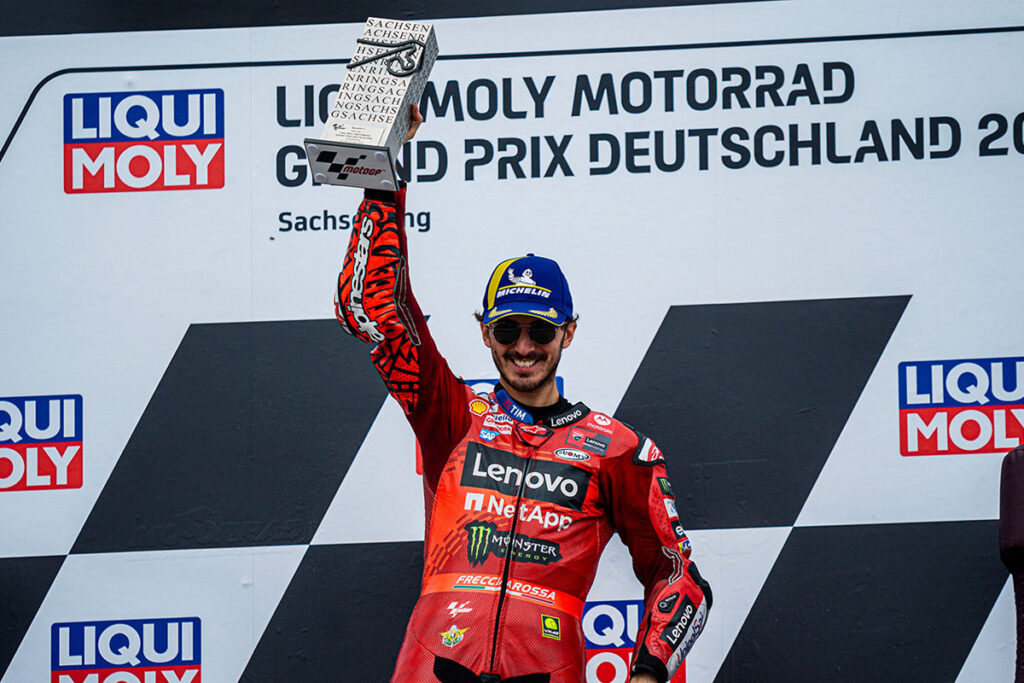 Pecco Bagnaia sul podio del GP di Germania al Sachsenring.