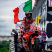 MotoGP Germania 2024: Martin cade al penultimo giro e Bagnaia vince davanti ai fratelli Marquez